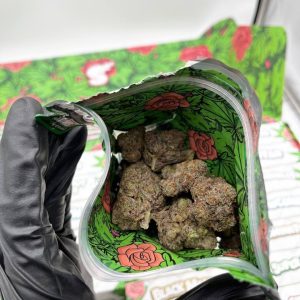 PILLOWS WEED STRAIN ROSE EDITION COMES WITH ROLLING PAPER